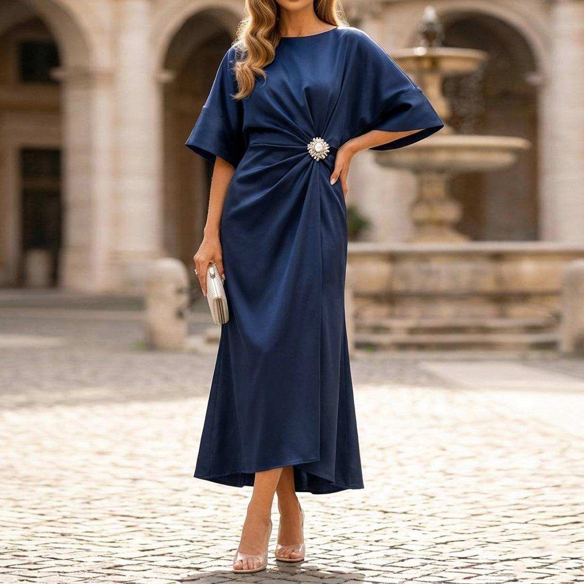 Marineblaues Satin-Midikleid mit Cape-Ärmeln
